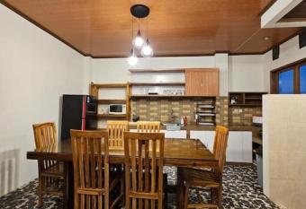 Villa Wiri Cibereum has rooms with a private hot tub