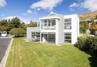 100m to TREE in lake 15 min lake walk to town has Balcony rooms