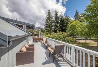 Huge Deck and Gardens has Balcony rooms