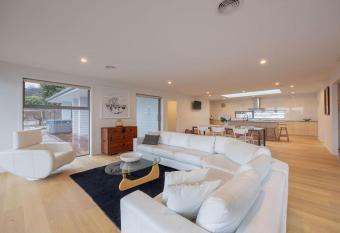 HOT TUB & 5 bedroom house has Balcony rooms