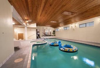 Westside Pool Home-8 min to Downtown, Yard Parking has rooms with a private hot tub