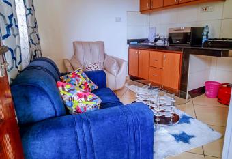 TAUSI APARTMENT BEACH2- 1,2& 3 Bedrooms allows 18 year olds to book a room