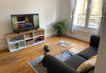 Appart hyper-centre,    5 min    pieds de la gare allows 18 year olds to book a room