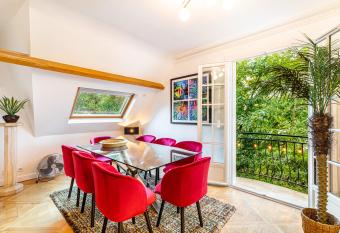 Grand Modern Appartement with Garden 210 sqm, 15  to Eiffel has Balcony rooms