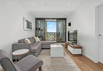 Stunning City View w Infinity Pool, Gym & Balcony has rooms with a private hot tub