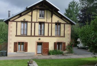 Gites de le musre has rooms with a private hot tub