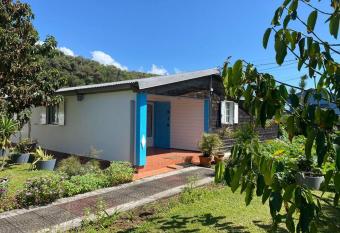 Grande maison cr  ole dans l   Est de La R  union has Balcony rooms