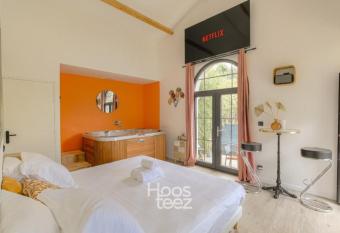 Romantique et Sensuelle allows 18 year olds to book a room