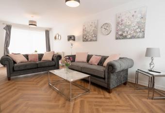 Prenton House, 3BR Close to Liverpool allows 18 year olds to book a room