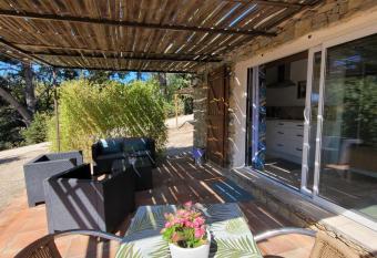 Studio dans maisonnette en pierre allows 18 year olds to book a room