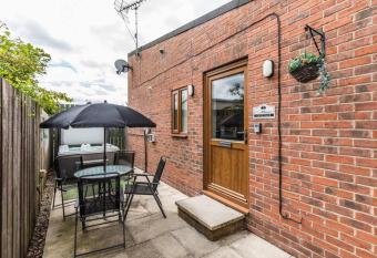 Willow Cottage with Hot tub has Balcony rooms