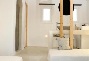 Irida Vacation suites has rooms with a private hot tub