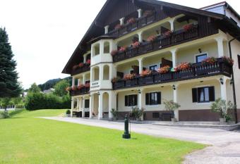 Haus Rosenauer Zimmer & Ferienwohnungen has Balcony rooms