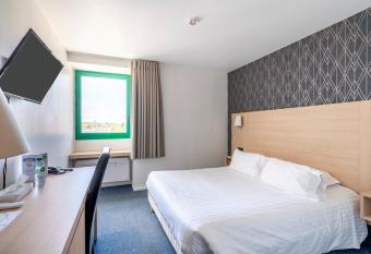 Cit Hotel LA PYRAMIDE allows 18 year olds to book a room