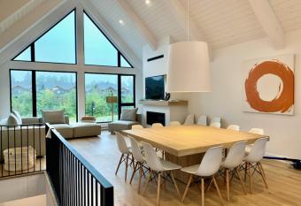 SOFA VILLAS MONT SAINTE-ANNE has rooms with a private hot tub