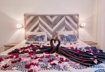 Ermistu Puhkek  la has rooms with a private hot tub