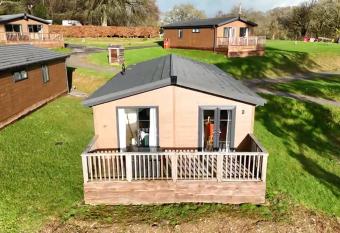 Two Bedroom Lodge In The Country - Owl, Peacock & Meadow allows 18 year olds to book a room