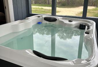 Creed's Cottage at Four Oaks has rooms with a private hot tub