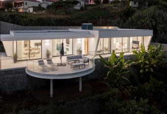 Sun pool and comfort The White House allows 18 year olds to book a room