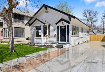 Downtown Bungalow with Geothermal Hot Spring has rooms with a private hot tub