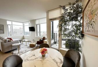 Ocean view modern downtown suite with free parking allows 18 year olds to book a room