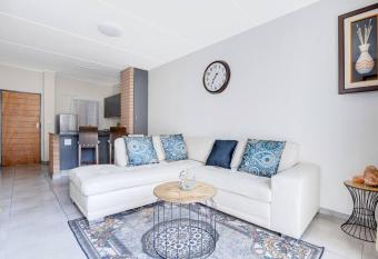 Grandeur by Mall of Africa has rooms with a private hot tub