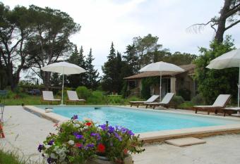 La Coudouli  re allows 18 year olds to book a room