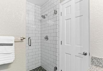 4 bd 3 ba 3,490 sqft aparment has Balcony rooms