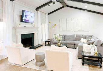 NEW Magnolia Mansion-4400sqft Hot Tub & 2 Game Rms has rooms with a private hot tub