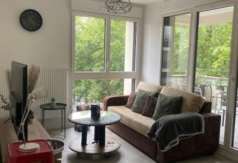 T3 cosy et lumineux avec terrasse has Balcony rooms