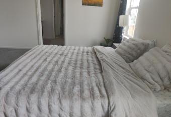 Quiet new 4 Bedroom near Airport allows 18 year olds to book a room