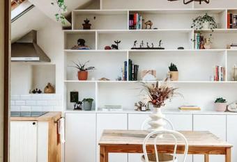 Bright Rooftop Appartment with FREE parking. allows 18 year olds to book a room