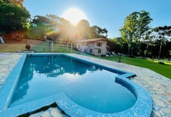 Ch  cara de lazer e eventos a 30 km de Curitiba, PISCINA, CHURRASQUEIRA, LAREIRA, 5 quartos Casa de 380m2 em 22 alqueires na natureza preservada has Balcony rooms