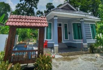 Homestay Durian Belanda has rooms with a private hot tub