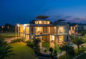 StayVista at Blanc Belle has rooms with a private hot tub