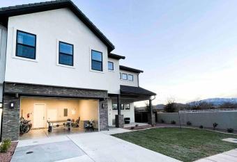 Ocotillo Springs 49 - Private Heated Pool & Spa has rooms with a private hot tub