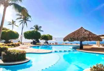 Villa Marina has rooms with a private hot tub