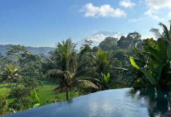 Nana Suites Villa has rooms with a private hot tub