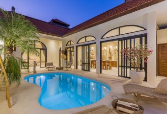 VILLA SALEYA with JACUZZI has rooms with a private hot tub