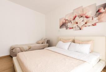 Apartment Luxury Malpensa has Balcony rooms