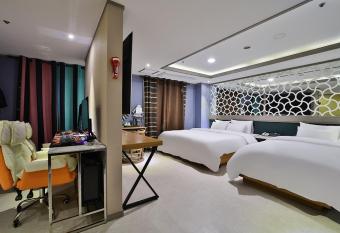 Changwon Hotel Baba allows 18 year olds to book a room