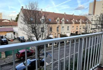 Luminous appartment in Paris with balcony has Balcony rooms