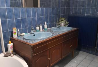 Maison individuelle allows 18 year olds to book a room