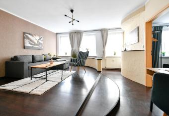 modernes Altmarkt- Apartment_1xParkplatz gratis_bis zu 4 Pers_55qm_Waschmaschiene_Wlan_Netflix_Terrasse has Balcony rooms