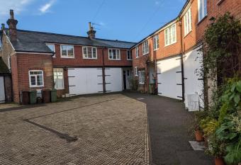 Lovey Stable mews in hidden location has Balcony rooms