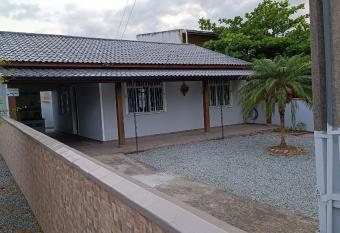 Casa de praia aconchegante, completa e confort  vel has Balcony rooms