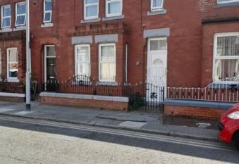 Large house sleeps13 close to lfc stadium anfield has Balcony rooms