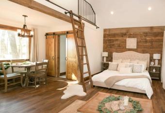 Plush Cabin 4 min to Homestead Heritage 18 min to Magnolia allows 18 year olds to book a room