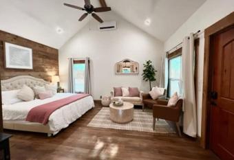 Blush Cabin 4min to Homestead 18min to Magnolia has Balcony rooms