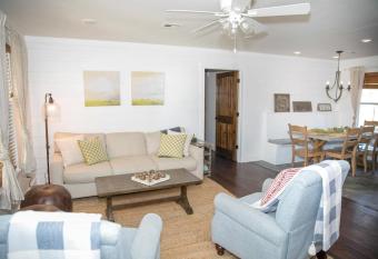 Farm Cottage on homestead 20 min to Waco has Balcony rooms